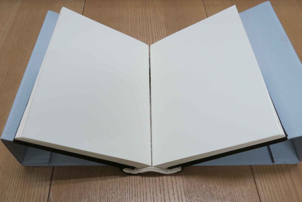 書見台を使おう！ | 株式会社Conservation for Identity